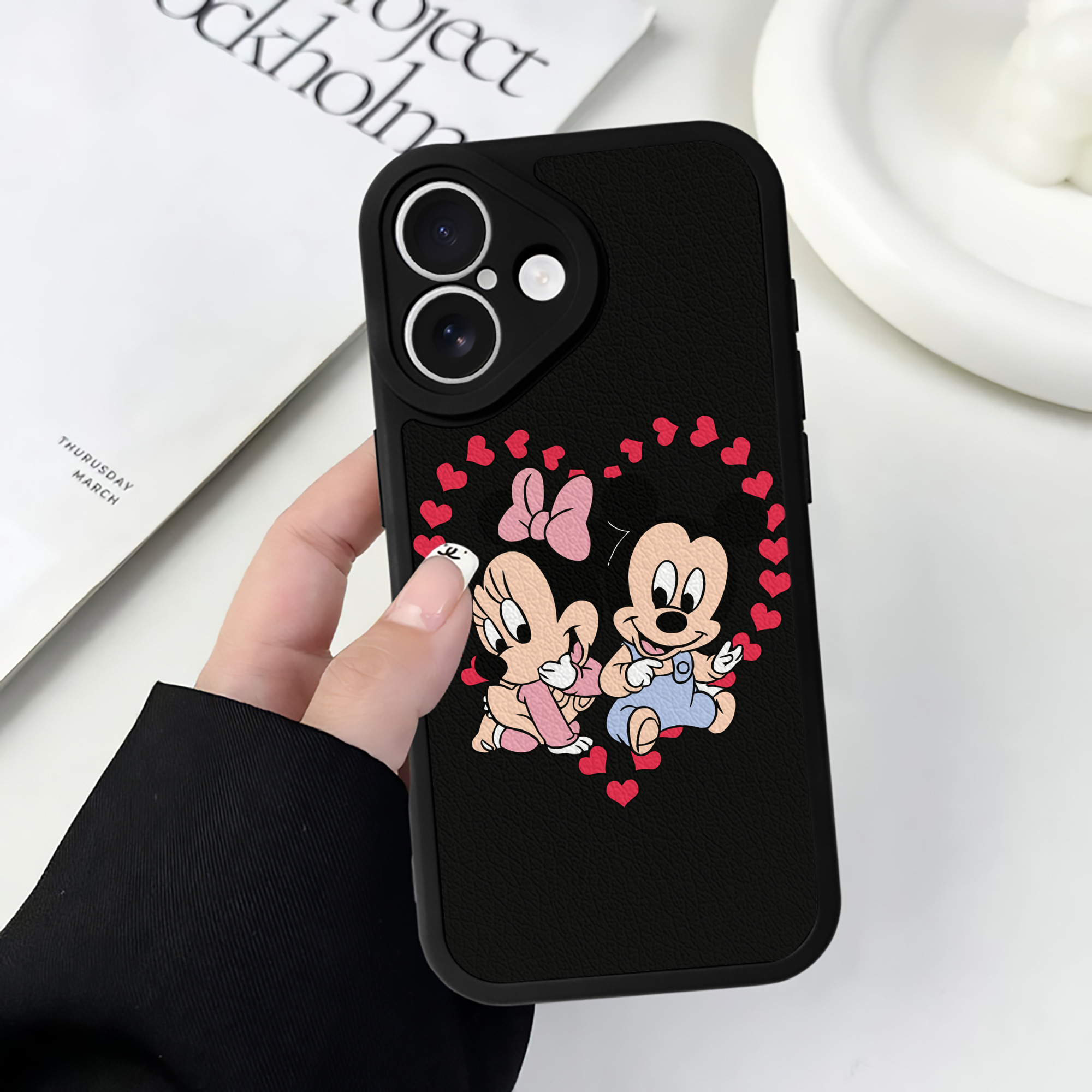 （画像用） ミッキーマウス Mickey Mouse 【iPhone 16シリーズ対応】シリコンスマホケース（レザー調） 材質：シリコン